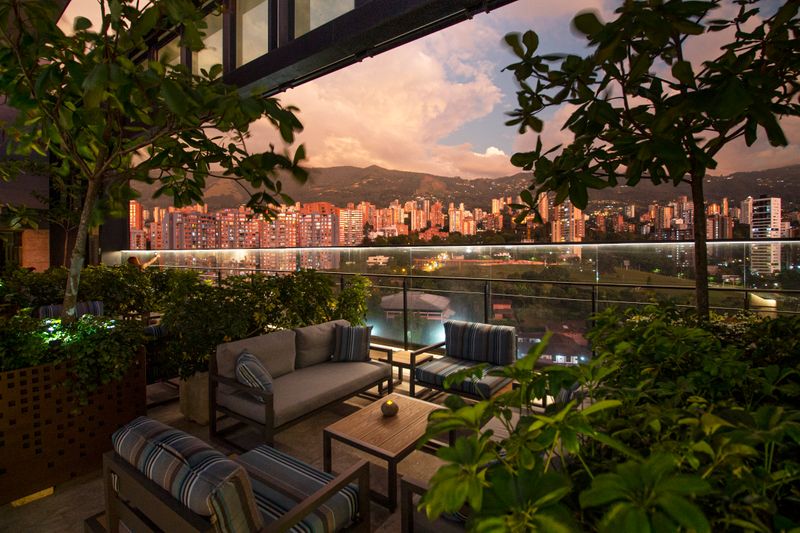 16 Sky Bar